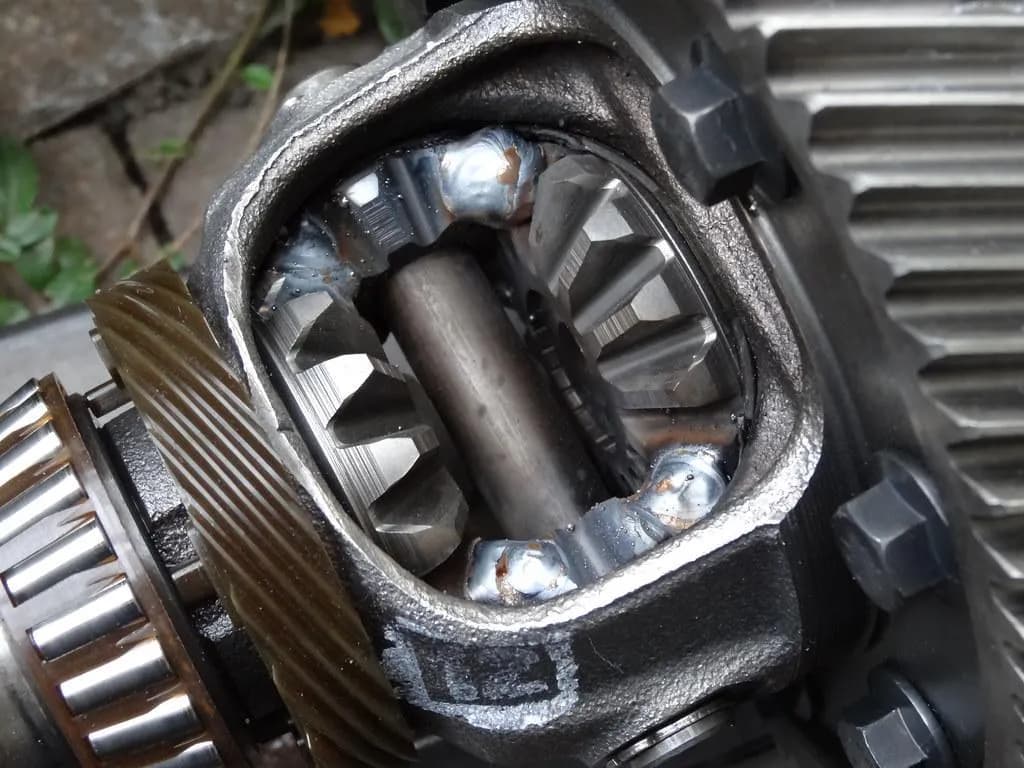 Mechanizm różnicowy traktorka: Jak działa, naprawa i objawy awarii