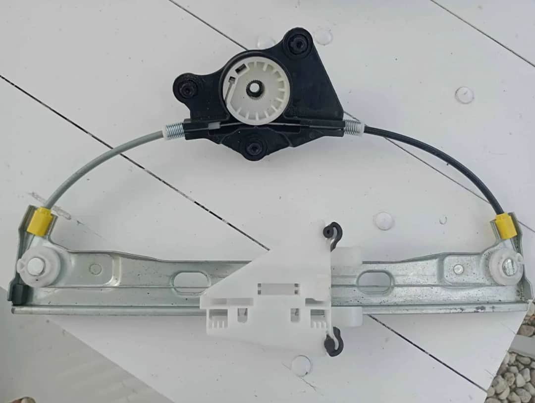 Szyba nie działa? Napraw mechanizm podnoszenia szyby! Koszty, porady