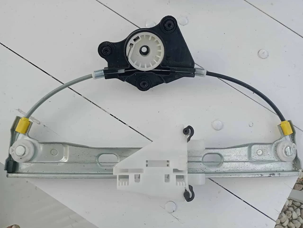 Szyba nie działa? Napraw mechanizm podnoszenia szyby! Koszty, porady